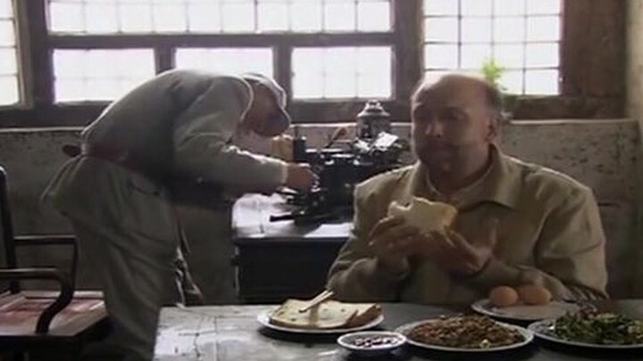 Bethune was eating bread and eggs, but he didn't expect that Marshal Nie was eating millet rice with