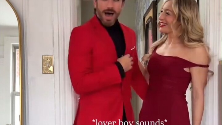 Suami membantu istrinya memilih gaun, tatapannya terpaku, sudut mulutnya terangkat... Inilah yang di