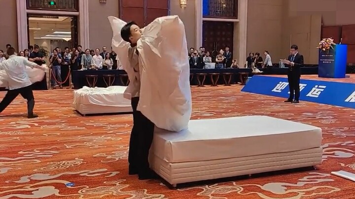 แค่นี้คนทั่วไปก็คงไม่มีความอดทนขนาดนี้แล้ว ช่างเป็นแต่ละอาชีพล้วนมียอดฝีมือจริงๆ น่าชื่นชมมากเลย