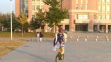 Hoshimi Junna mengendarai sepeda roda satu