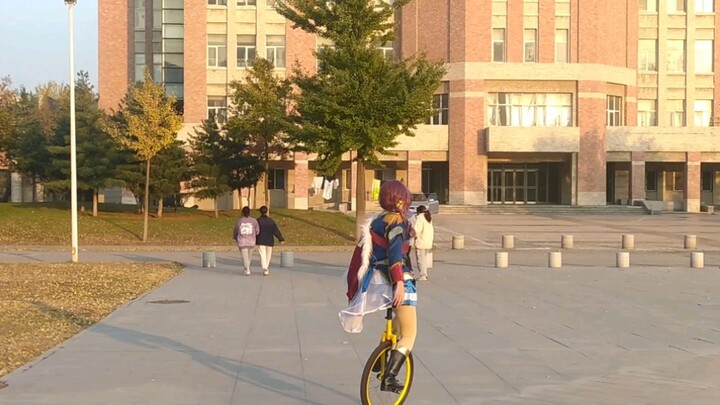 Hoshimi Junna rides a unicycle