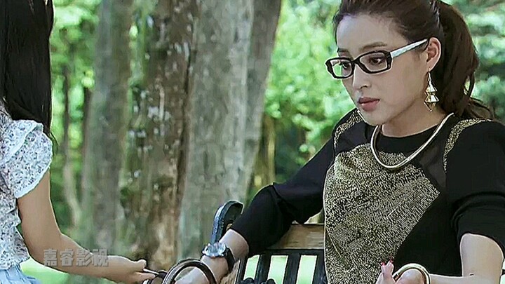 امرأة عزباء متقدمة في العمر تلتقي صدفةً فتاة صغيرة في الشارع، لكنها لم تكن تعلم أنها ستكون أخت زوجها