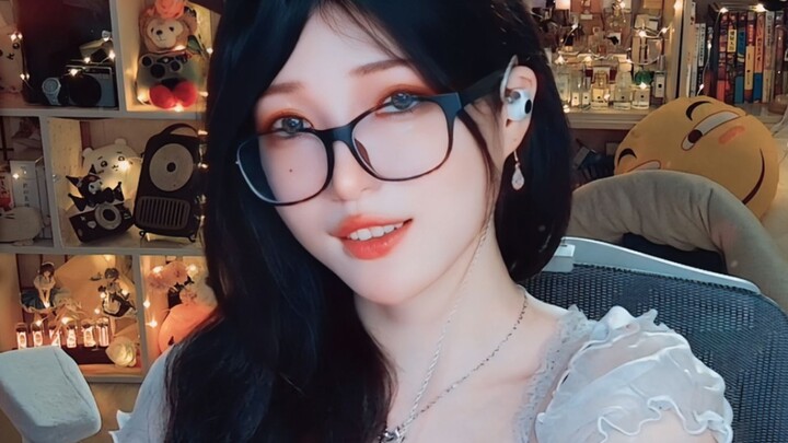 ASMR เงียบสงบและราตรีไม่สิ้นสุด หญิงสาวในชุดขาวใช้เสียงอันไพเราะของชามเพื่อพาคุณเข้าสู่โลกแห่งวิญญาณ