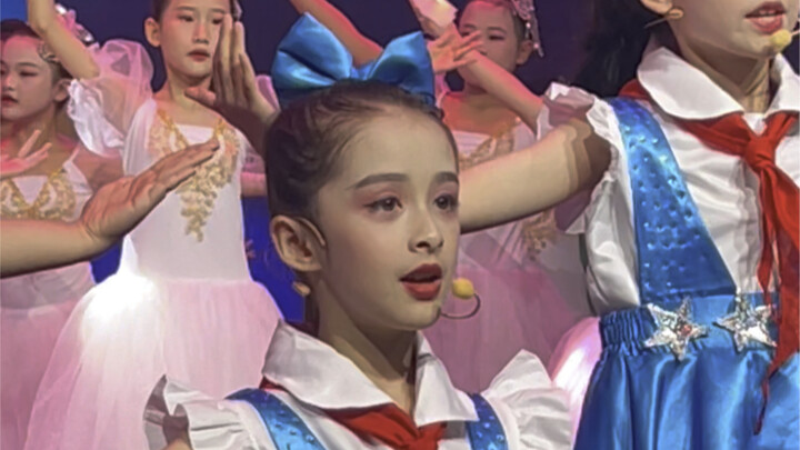 Foreign Mom Watches Her Daughter’s Children’s Day Cultural Performance for the First Time