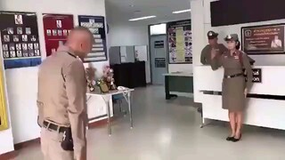 泰国女兵严肃给长官敬礼！忍住别笑，超准流程很严谨！