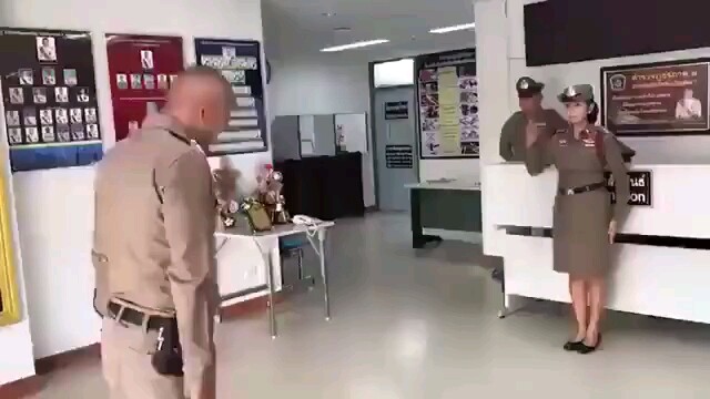 泰国女兵严肃给长官敬礼！忍住别笑，超准流程很严谨！