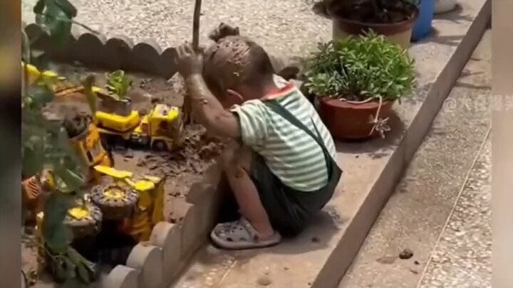 A Roundup of Naughty Kids Driving Their Parents Crazy