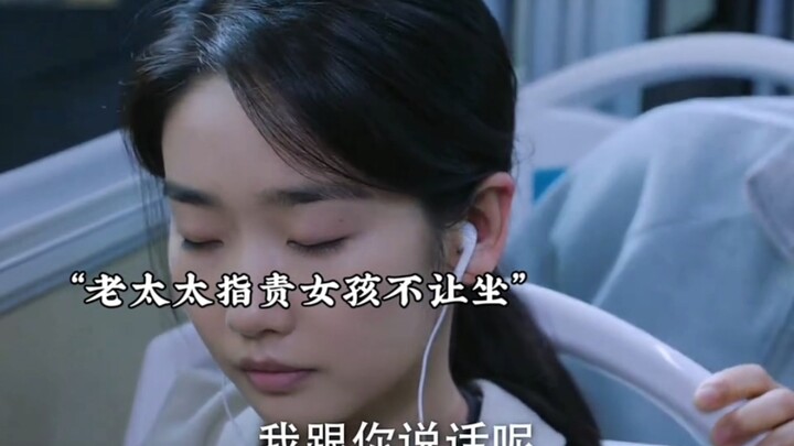 Cô gái lên xe thì bất ngờ ngã quỵ, chàng trai kịp thời giúp đỡ đưa đến bệnh viện nhưng lại bị sếp tr