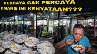 APA GAK PADA BERANTEM?? SATU BARIS JUALAN SOTO SEMUA!!! YANG SATU RAMAI LAINNYA GELENG GELENG KEPALA