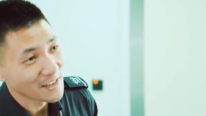 พ่อค้ายาเสพติดกล้าหาญถึงขั้นขายยาต่อหน้าตำรวจ