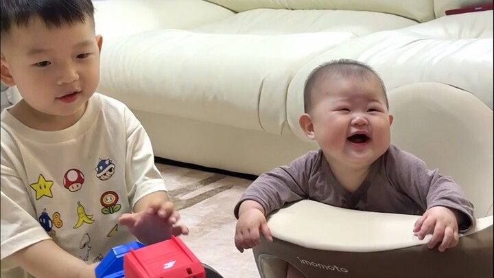So this is how you can make your little sister laugh 🤣