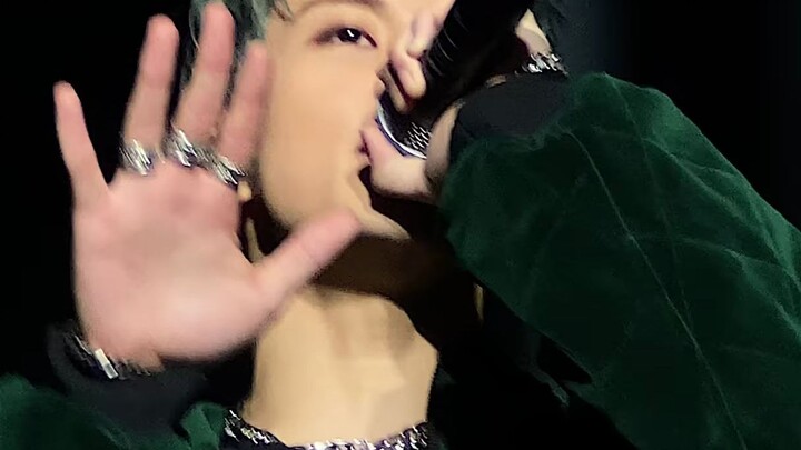 [Mark Lee] Come on in! Let’s dream! Mark’s Olive Supermarket is now open! Talk About SuperM LA Show 