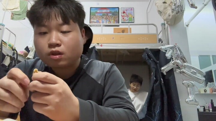 ماما، في المرة القادمة أرسلي كمية أكبر، فأنتِ لديك 6 أولاد...