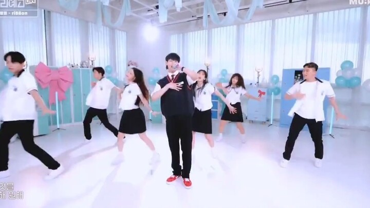 【BamBam】Versi live terbaru ribbon, si ketua kelas ceria dan penuh semangat hadir dengan gaya yang ce