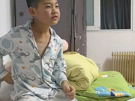 Anak kecil meniru suara tembakan