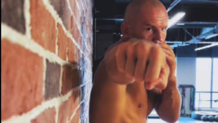 الملاكمة: كيف يصحّح المبتدئون أخطاء اللكمات بأنفسهم في المنزل (جدار واحد يكفي بسهولة)