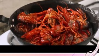 Lolita Jepang meracuni penonton saat menonton Crayfish Dinner di tengah malam dan akhirnya menangis 