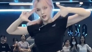 Bạn gái người máy của bạn nhảy theo điệu nhạc "Girls - aespa" và mỗi điệu nhảy lại khó hơn điệu trướ