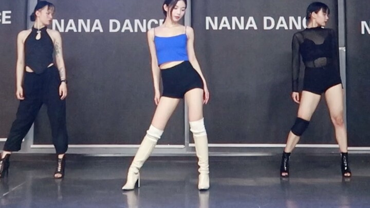 Thử thách nhảy giày cao gót