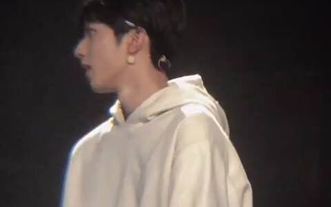 在一个危机感充斥的晚上 刘耀文凭一段20几秒的视频捍卫了李飞的尊严