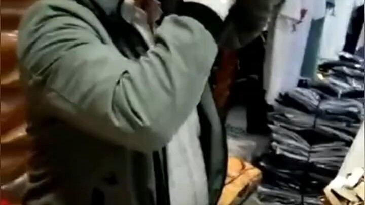 Kakak meniru satu kalimat, aku tertawa satu kali; di kepala cuma terbayang bunyi heng heng gulu pong
