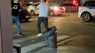 两男子街头扭打互殴体力不支后握手言和