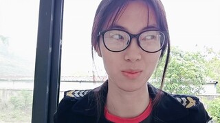 นักเรียนหญิงมัธยมต้นคนหนึ่งทำงานเป็นเจ้าหน้าที่รักษาความปลอดภัยในวันแรกของเธอ เธอเสียใจที่ไม่ได้เรีย