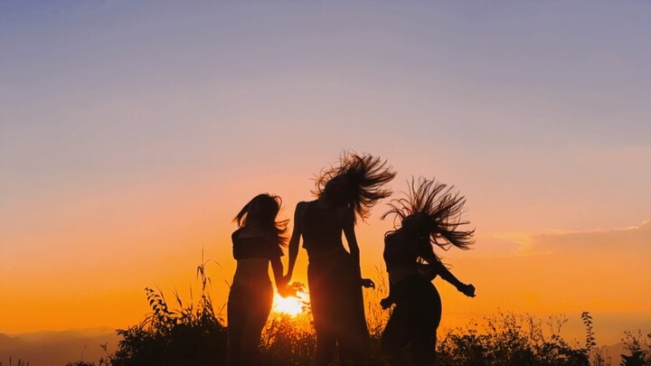 เต้นรำใต้พระอาทิตย์ตกดินกับเพื่อนดีๆ!