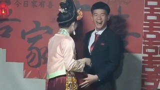 接亲队伍喝拦门酒，网友：“上道，杯多量小，纯纯的仪式感”