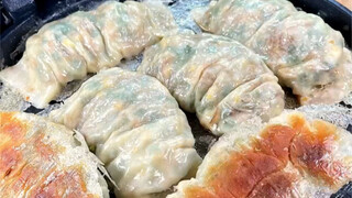 Pan-fried vegetable spring rolls, with a crispy and fragrant bottom, thin skin, and generous filling