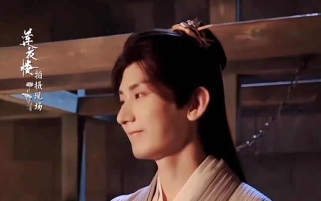 “Lotus楼” behind-the-scenes: As soon as the director calls “Ready, set, go,” she instantly transforms
