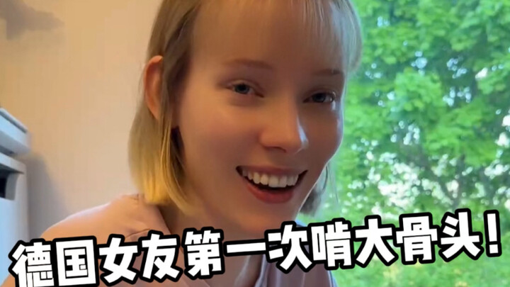 Pacar asal Jerman mencoba menggigit tulang besar untuk pertama kalinya, lalu menyedot sumsum tulang 