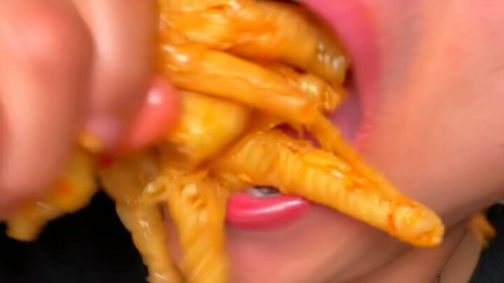 Nửa đêm thả độc: Thịt ba chỉ giòn tan, chân gà rút xương ngon hết chỗ chê, chết mất thôi!