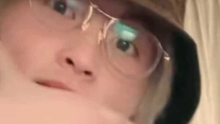 Saat Mark Lee menggunakan filter Weibo untuk pertama kalinya