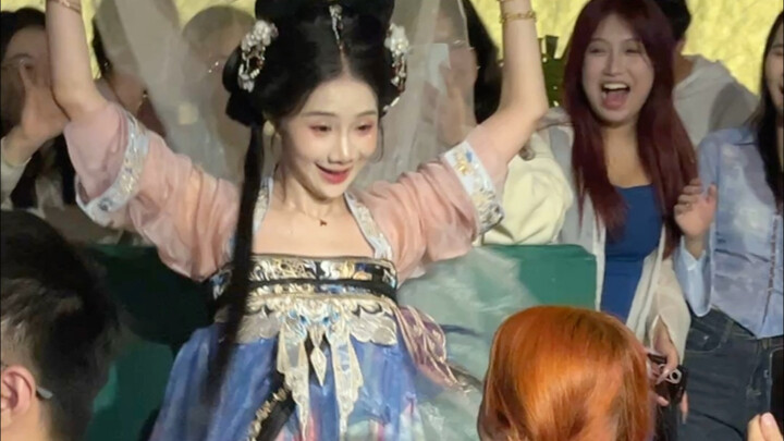 Every guest in the room was smiling like a flower—she’s just too adorable!