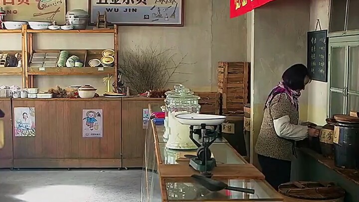 Little girl brings sticky bean buns into the city to grill—customers catch the aroma, and she hits i