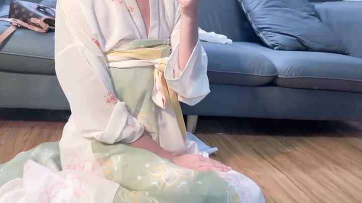 Newcomer joins Bilibili—do you like the ancient-style outfit with silk stockings?