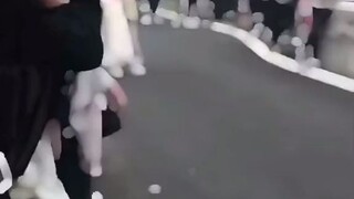 This behavior is risky; please don't imitate it lightly.