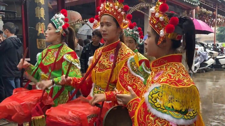 The Chaoyang Ximen Women's Yingge Troupe respectfully sends off the two loyal and holy princes to he