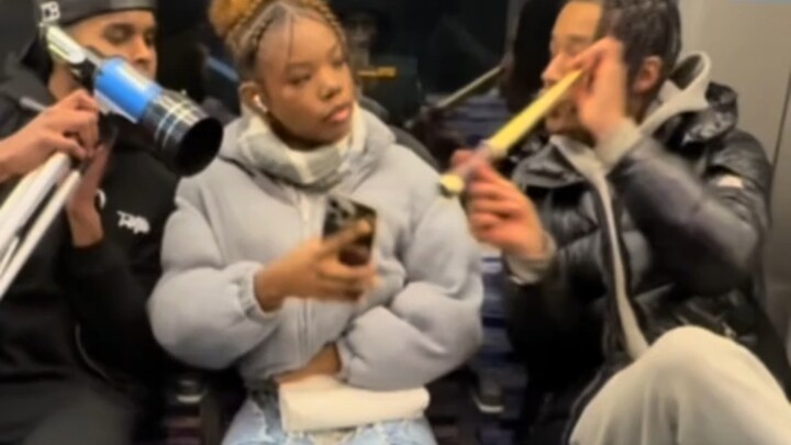 Giả vờ xem điện thoại của người khác để trêu chọc