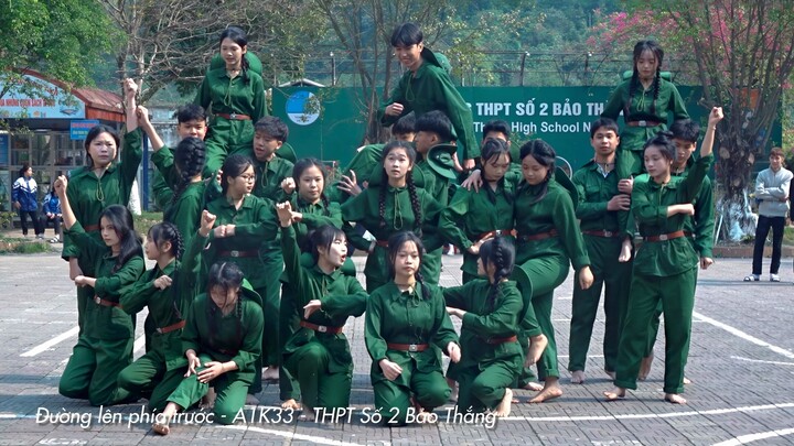 Tarian bertelanjang kaki Vietnam “Jalan Menuju Kemajuan” – Kelas 11A1/A1K33 – SMA No. 2 Bảo Thắng