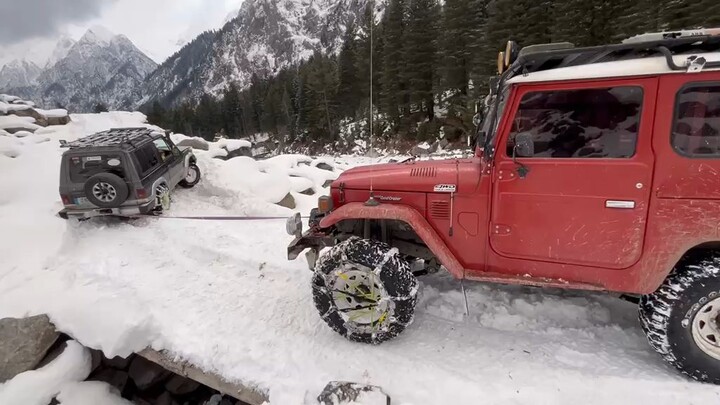 BJ40 Saves Pajero in Snow | Extreme Recovery Kumrat Valley