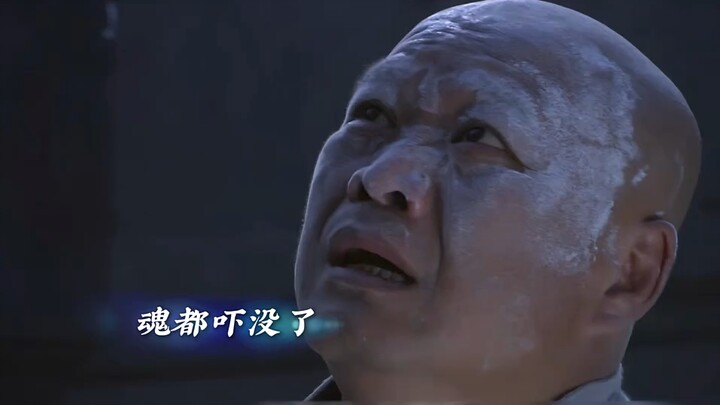 سرق الطاهي في منتصف الليل الدقيق الأبيض من منزل سيده، لكنه فوجئ بالسيّد يقبض عليه على الفور.