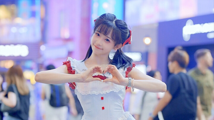 Vừa nhảy múa bên vệ đường, cậu em trai vừa hét lớn "kawaii kawaii"! !
