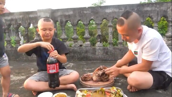 Món Ngon  L  Trâu Om Dưa  Cười Vỡ Bụng Với Mao Đệ Lần Đầu Tiên Được