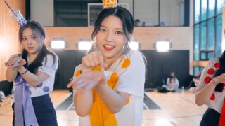 The girl is so cute and dances to open the blind box! The popular song "Catallena" is so cute | 4X4 