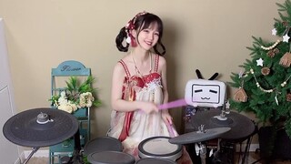 A girl plays drum with "Huajianjiu"