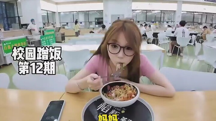 في المدرسة، وجدت زميلًا غريبًا ودعوتُه أمي لأأكل مجانًا، واليوم أخذتُ الزميلة الصغيرة لنصعد معًا على