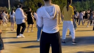 活力全开，就算全身湿透了也要嗨 #跟着节奏嗨起来 #广场舞小鲁班 #嗨翻全场