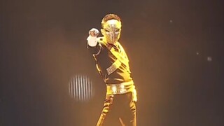 When you change the background music of the mysterious masked man dancing to "Weak Water Three Thous